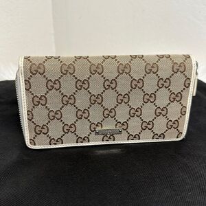 💯Authentic Gucci  Zipped Around Long Wallet🍀